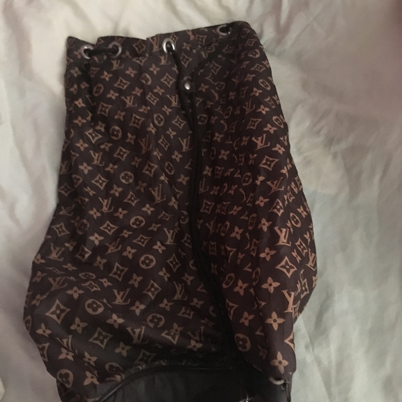 Authentic Louis Vuitton drawstring napsack main image 3
